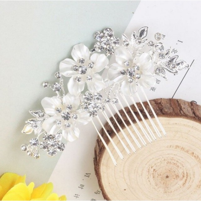 Poročna lasnica z belimi cvetovi H1331